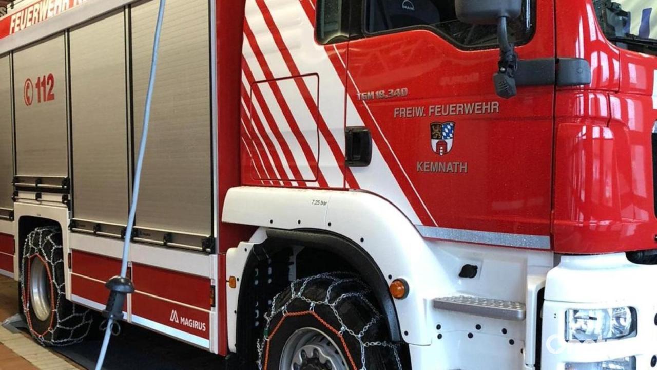 Glatte-Stra-en-in-der-Oberpfalz-Feuerwehren-ziehen-Schneeketten-auf