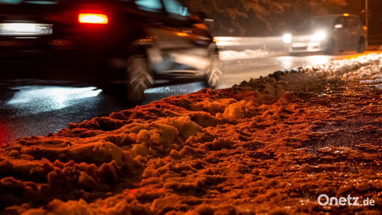 Umgekippter-Laster-Stau-auf-der-Autobahn-Gl-tteunf-lle-in-der-Oberpfalz-am-Donnerstag