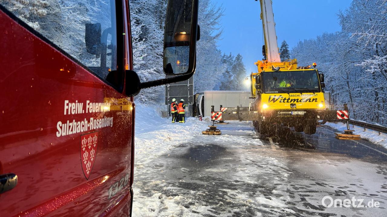 Lkw-kippt-wegen-Gl-tte-bei-Edelsfeld-um-B85-Richtung-Amberg-bis-Nachmittag-gesperrt