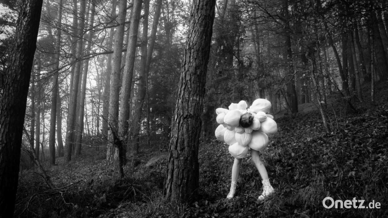 Reif-f-r-ein-stilles-Wunder-Miriam-Ferstl-mit-einer-Botschaft-im-Kokon