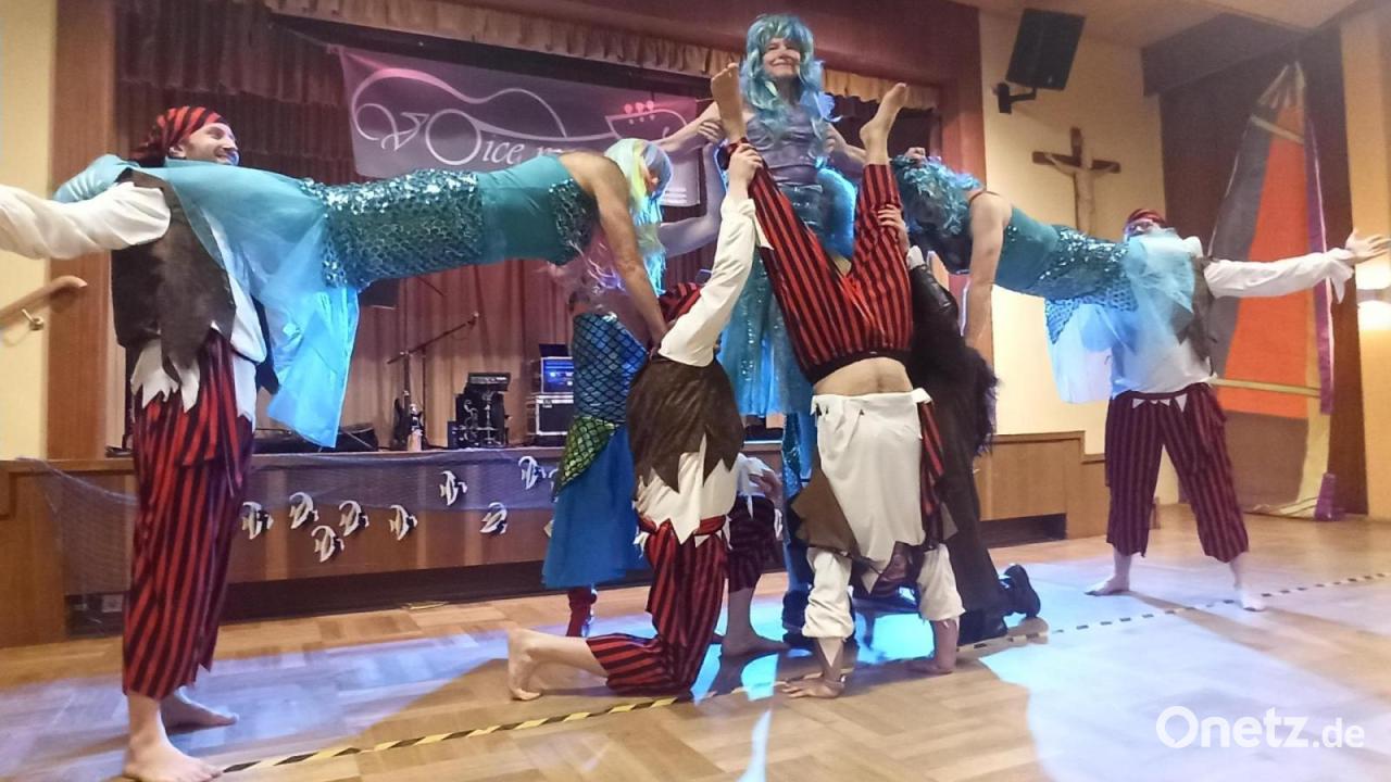 Im-Pfarrsaal-St-Michael-Amberg-wird-Party-gemacht-mit-Band-30-Garde-und-M-nnerballett