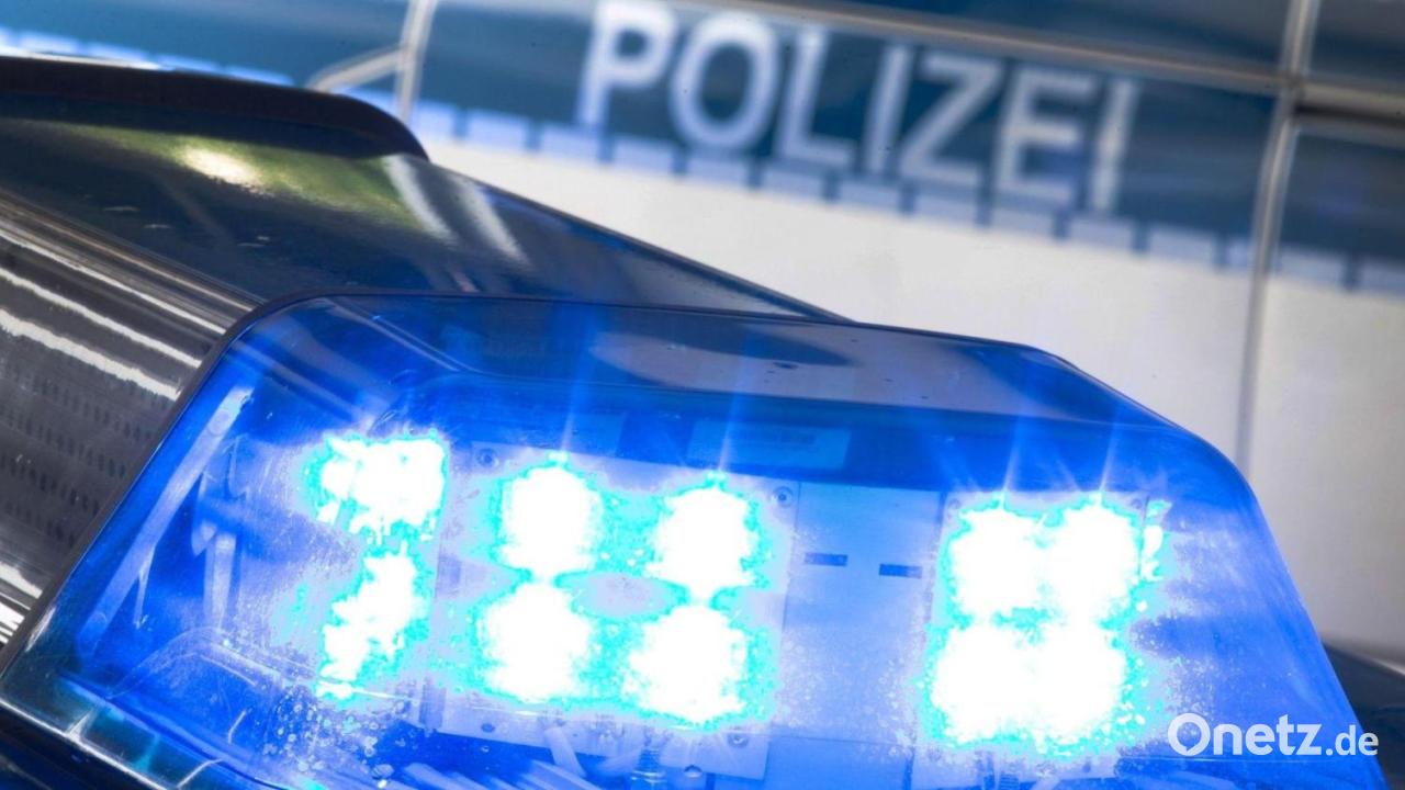 Eisplatten-fallen-auf-Auto-Lkw-Fahrer-fl-chtet-nach-Unfall
