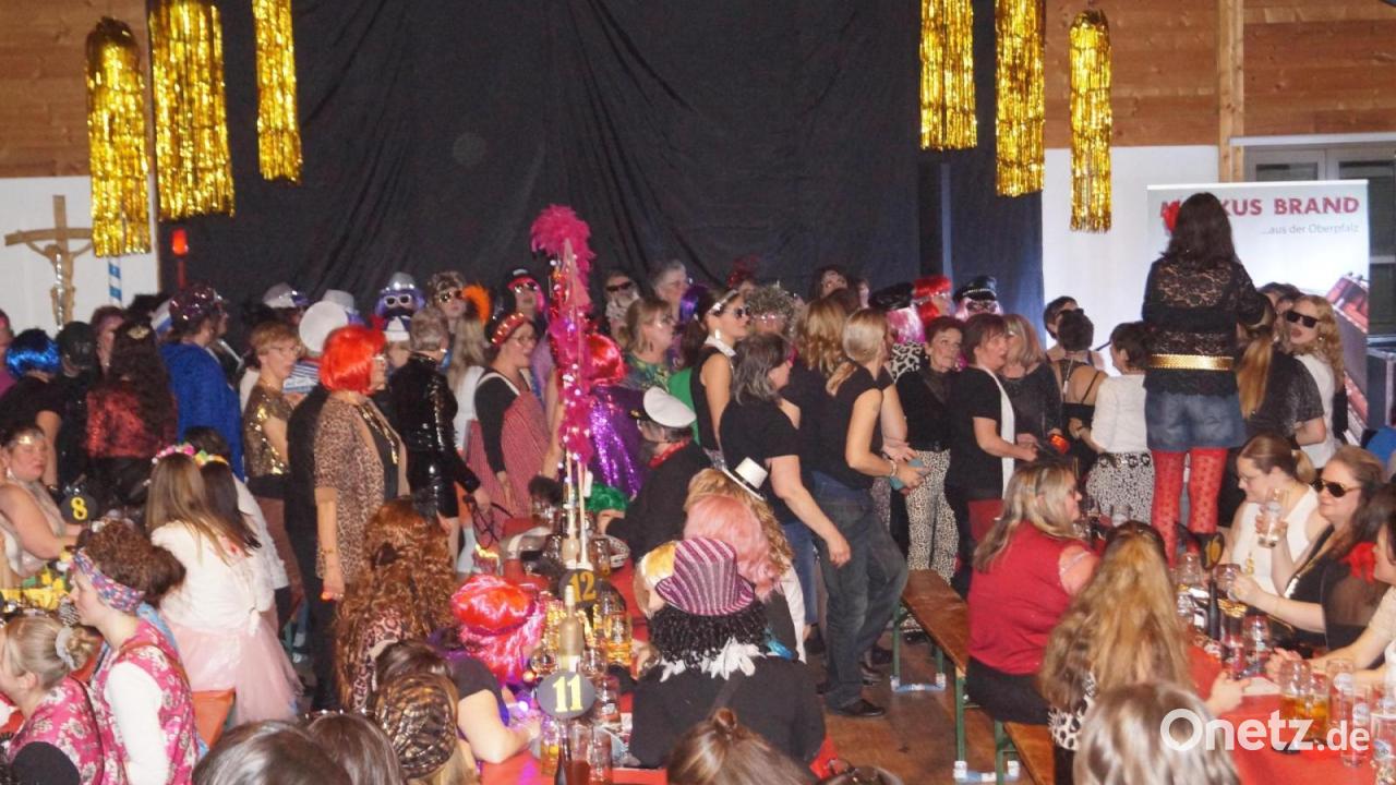 Reeperbahn-Party-im-Weiherner-Dorfheim