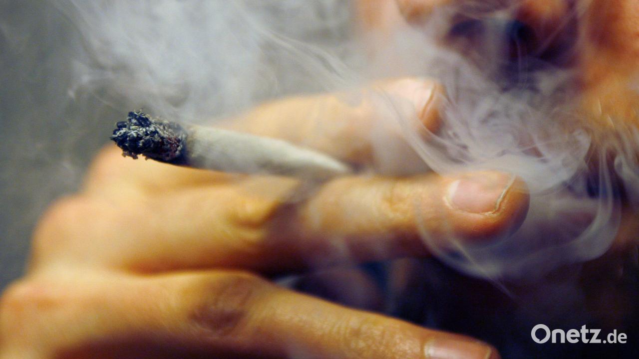 Verbotene-Shoppingtour-Polizei-entdeckt-Marihuana-und-Waffen