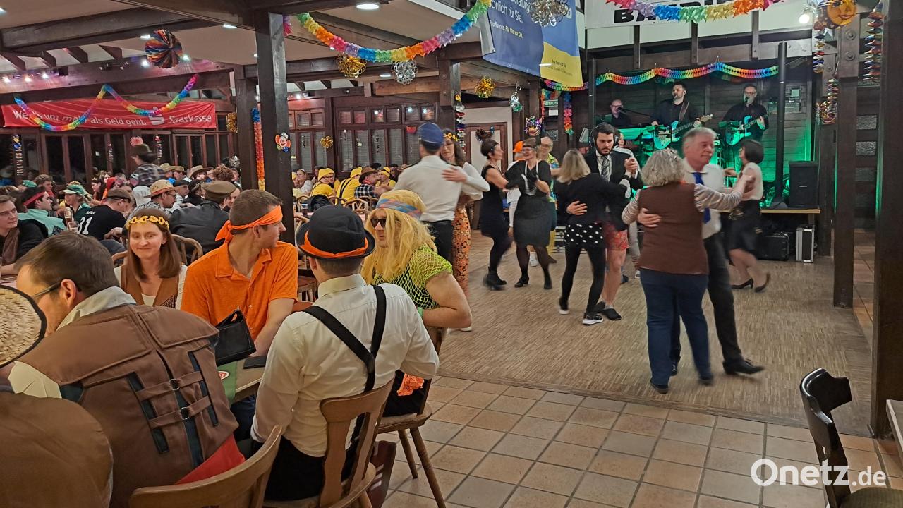 Ausgelassene-Stimmung-beim-Sportlerball-des-TSV-Dieterskirchen