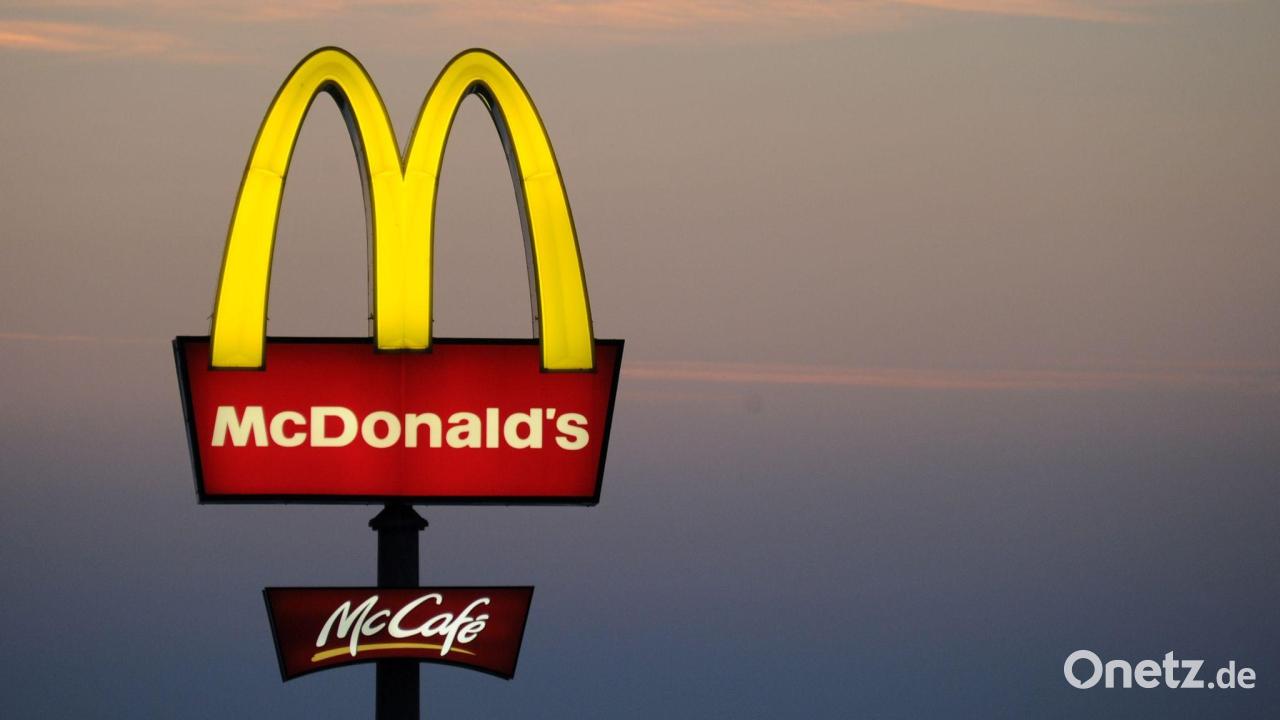 Unbekannter-stiehlt-Ronald-McDonald-Figur-in-Schwandorf