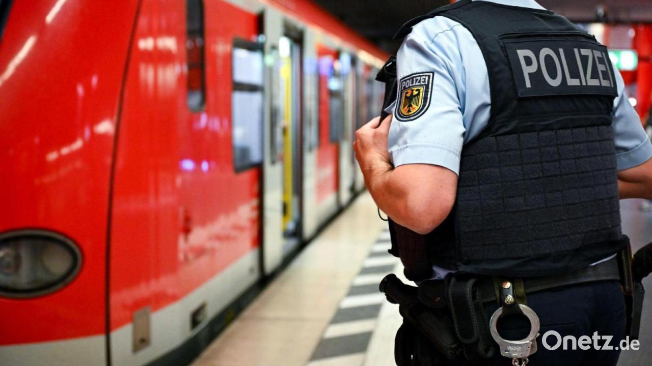 Senior-b-ckt-sich-nach-Tasche-und-f-llt-vor-S-Bahn