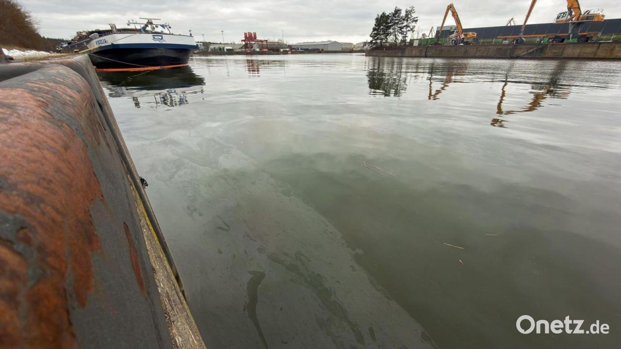 Schiff verliert Öl – Schleuse in Nürnberg gesperrt