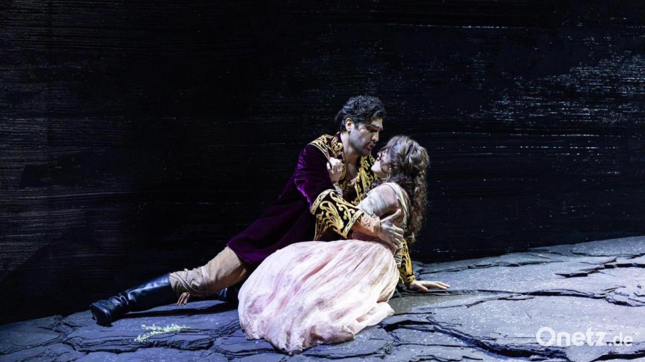 Inszenierung-wie-ein-Museum-Faust-Premiere-in-M-nchen