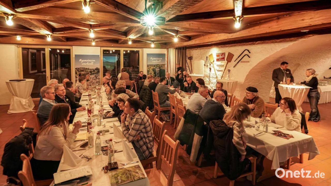 Speed-Dating-und-Eisstockschie-en-Touristiker-tauschen-sich-aus