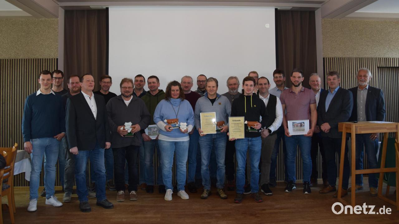 Kreisrinderzuchtgenossenschaft-Amberg-Sulzbach-ehrt-verdiente-Rinderz-chter