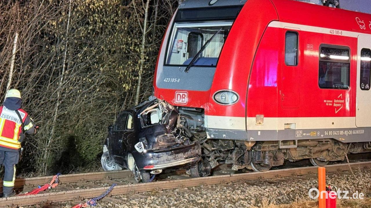 Kleinwagen zerdrückt: Frau stirbt bei Unfall mit S-Bahn