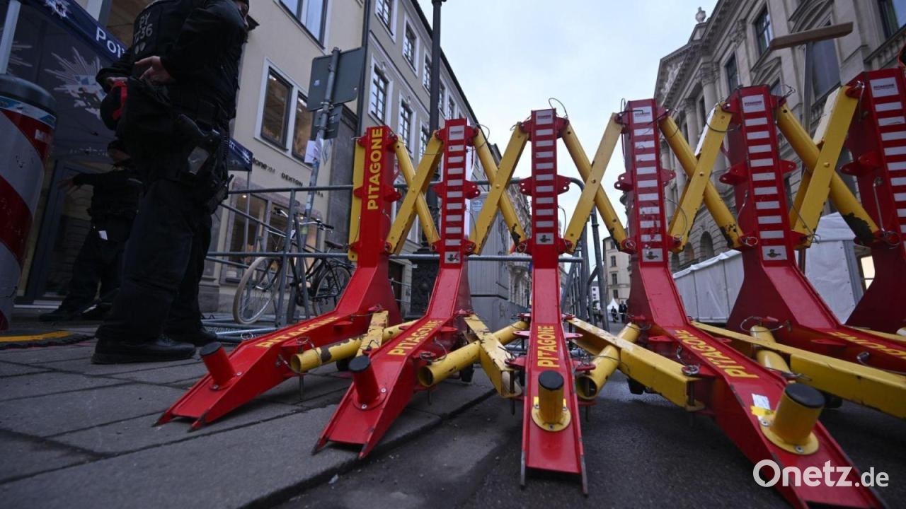 E-Scooter-Fahrer fährt Polizisten an Absperrung an