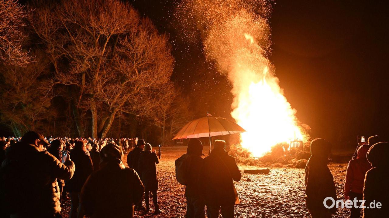 Funkenfeuer lodern wieder: Das steckt hinter dem Brauch