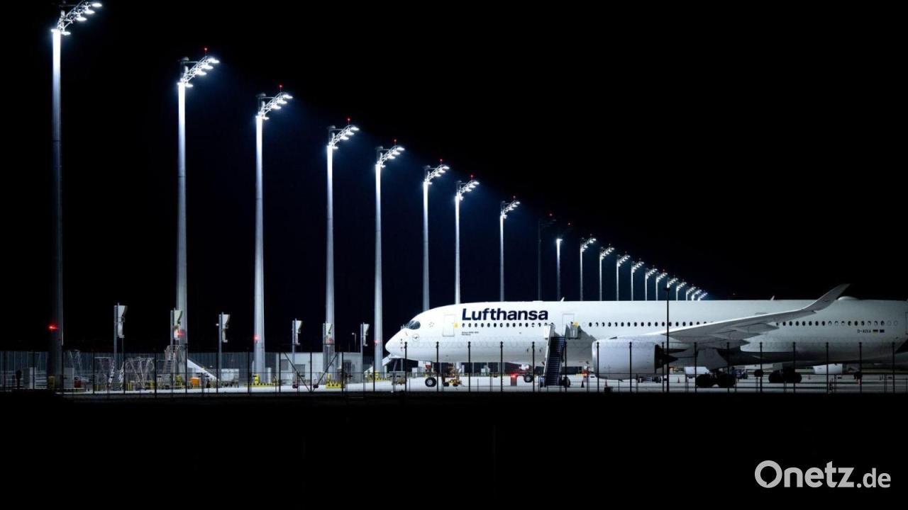 500 Passagiere sitzen wegen Schnee nachts in Flugzeugen fest