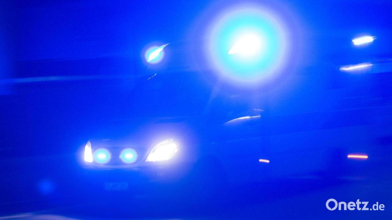 Auto fängt nach Überschlag auf der A6 Feuer