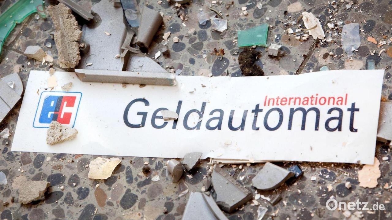 Spaziergänger findet aufgebrochenen Geldautomaten im Wald