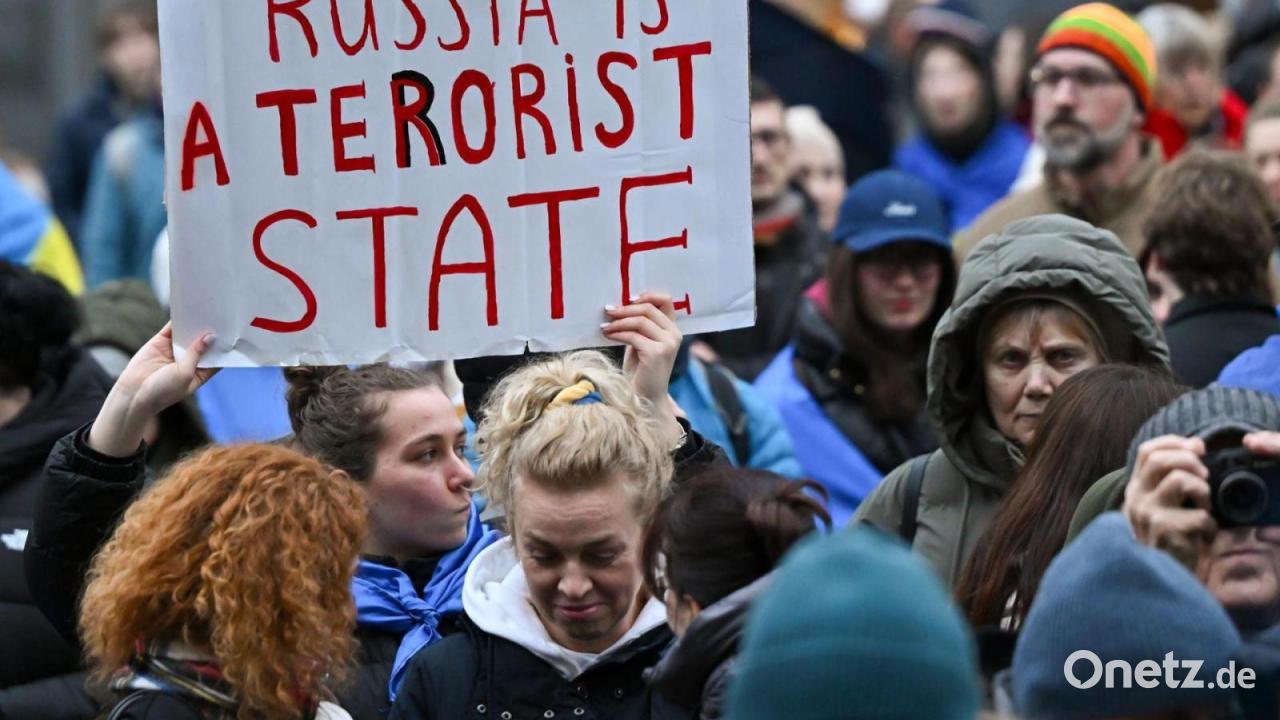 Demonstranten zeigen Solidarität mit der Ukraine