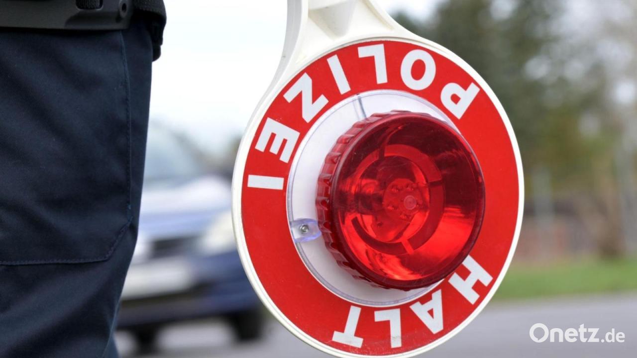 Mann stiehlt Akku aus Tempomessgerät und stößt es um