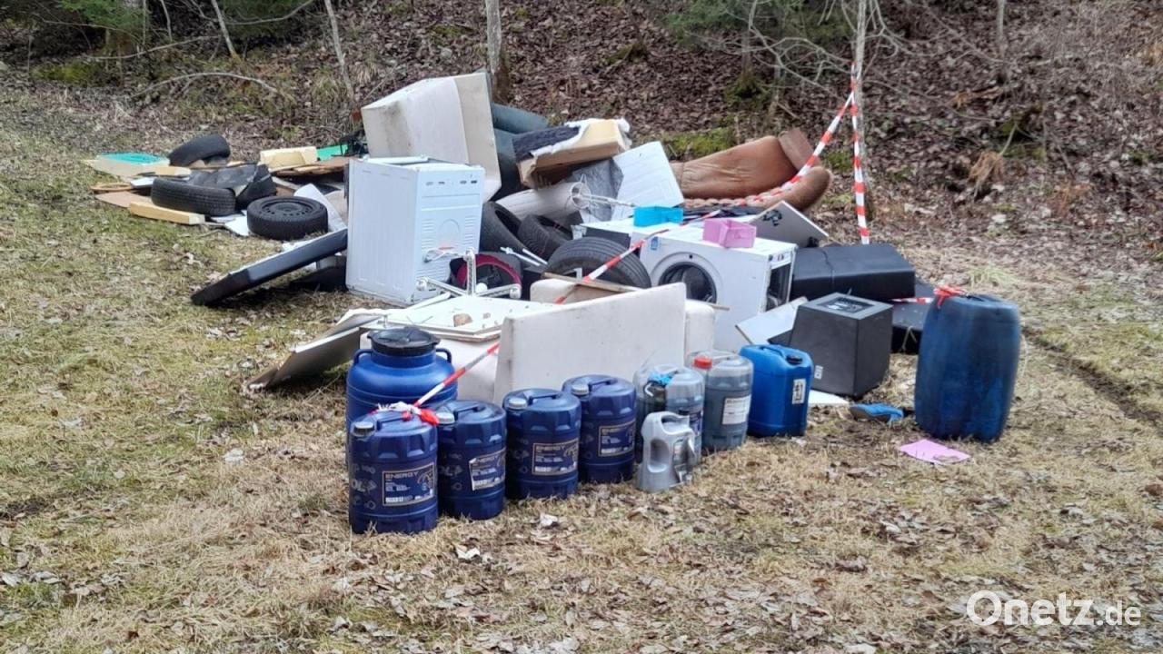 Unbekannte hinterlassen Müllberg und Gefahrstoffe in Wald