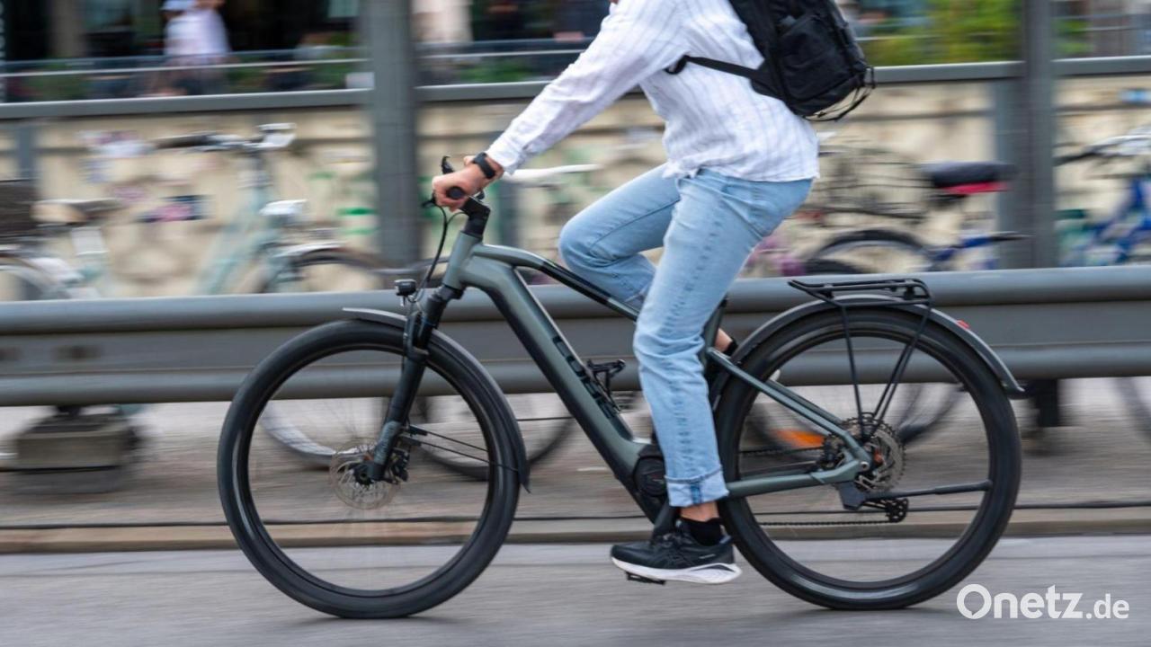 Ältere Männer auf E-Bikes oft schwer verletzt – Helm schützt