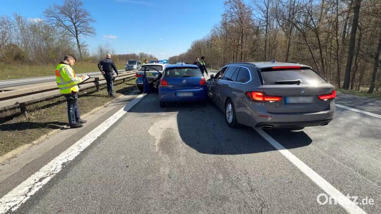 Autofahrer rammt auf Flucht Polizeiwagen - fünf Verletzte