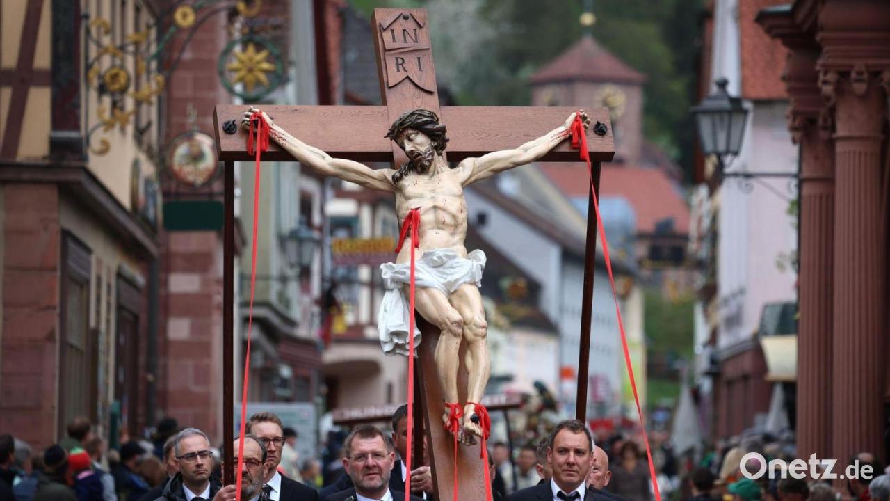 Schweigen und beten: Karfreitagsprozession in Lohr