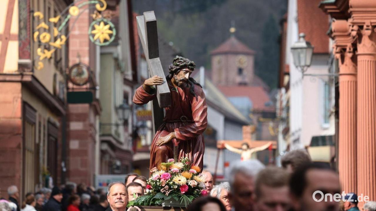 Schweigen und beten: Karfreitagsprozession in Lohr