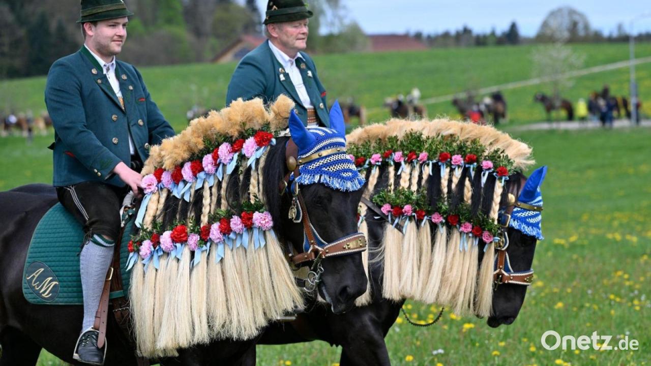 Reiter, Pferde, Schwertertanz – Georgiritt am Ostermontag