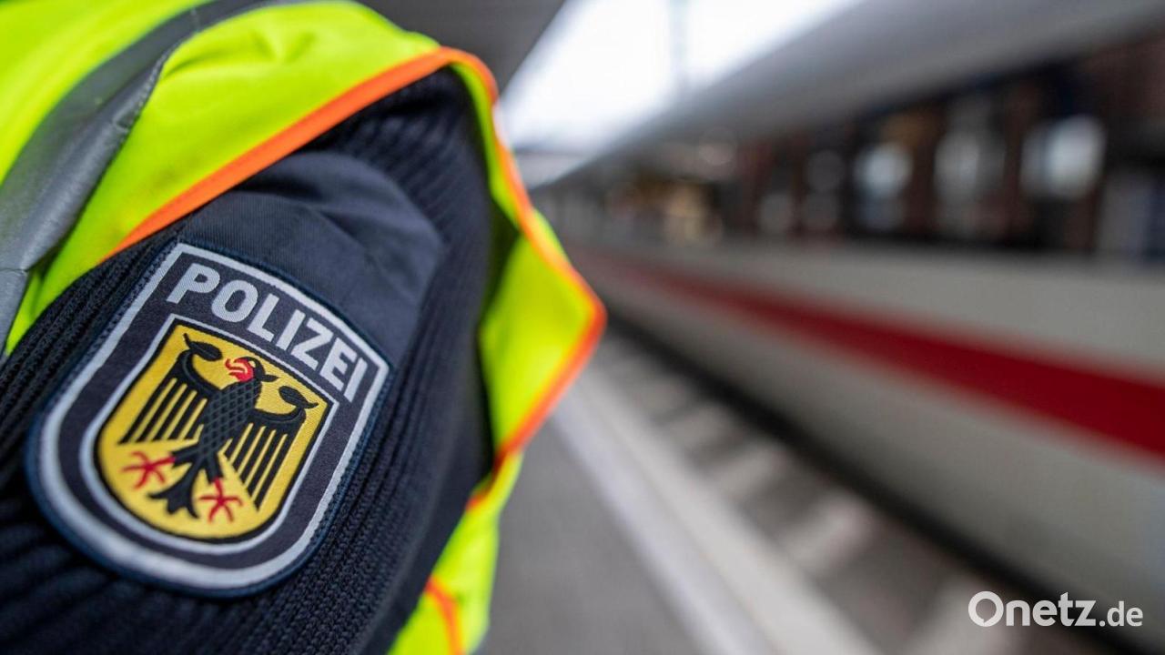 Polizisten verfolgen Schwarzfahrer durch ICE