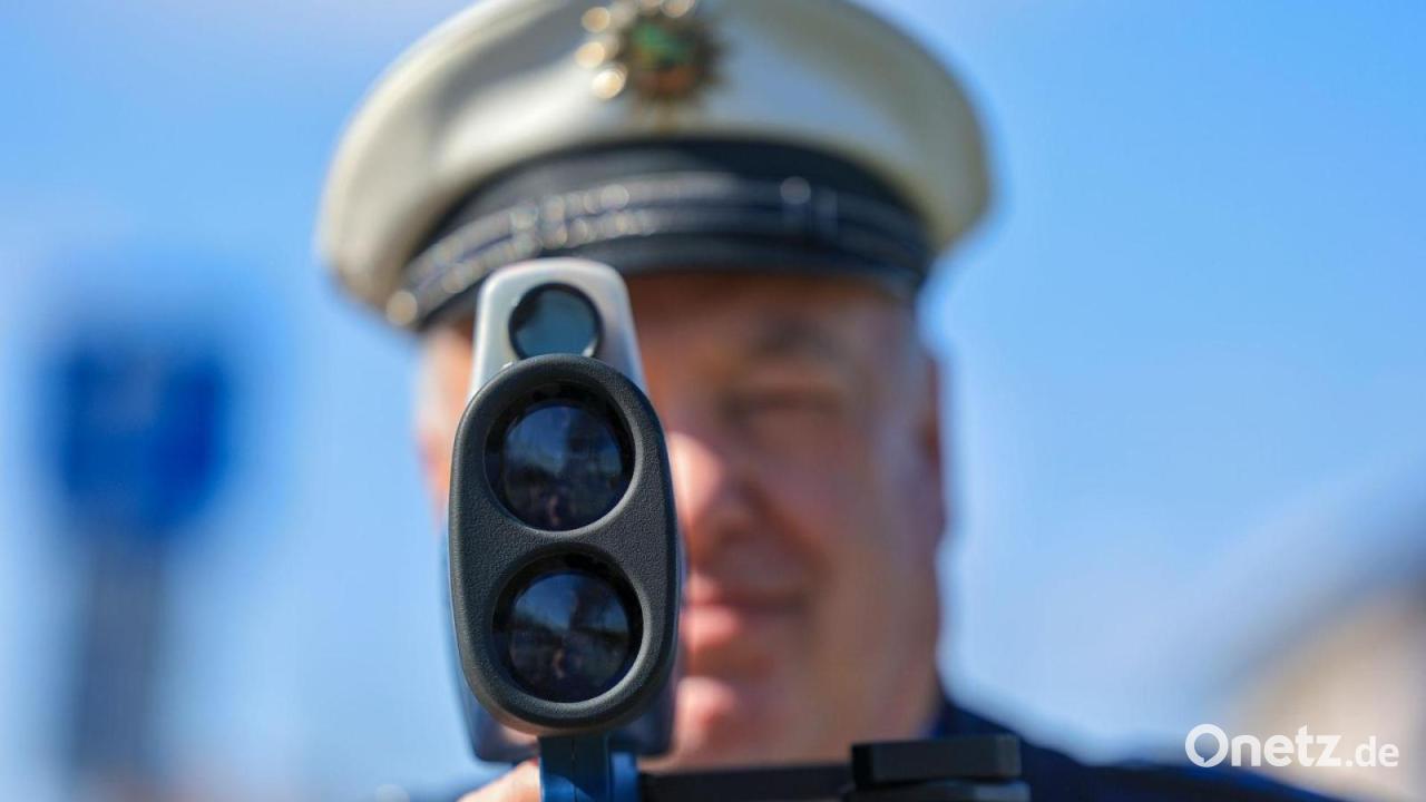 Passant warnt mit Plakat vor Radarkontrolle