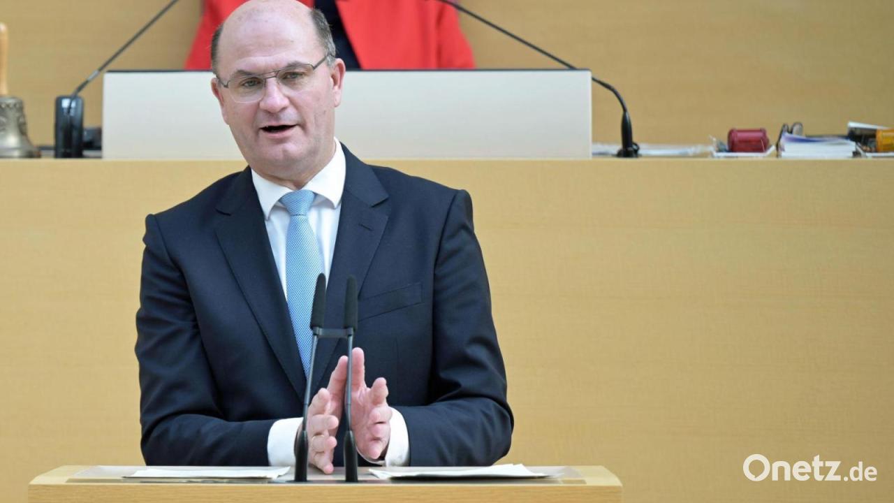 Füracker: Mehr als 2.000 Arbeitsplätze aufs Land verlagert