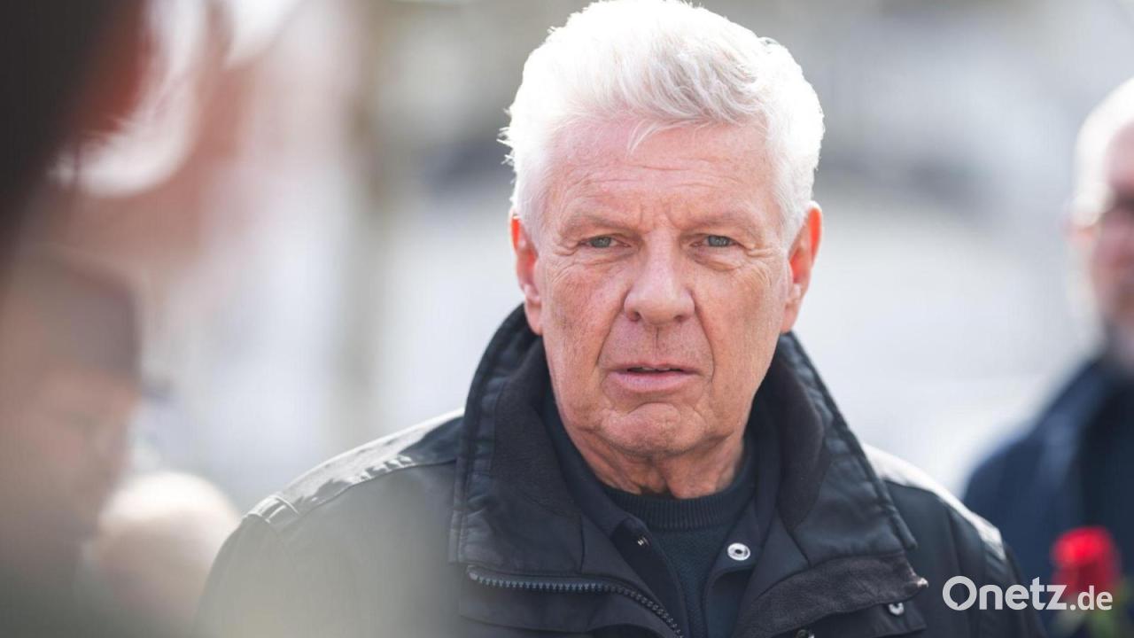 Reiter übergibt Krause die Amtskette persönlich