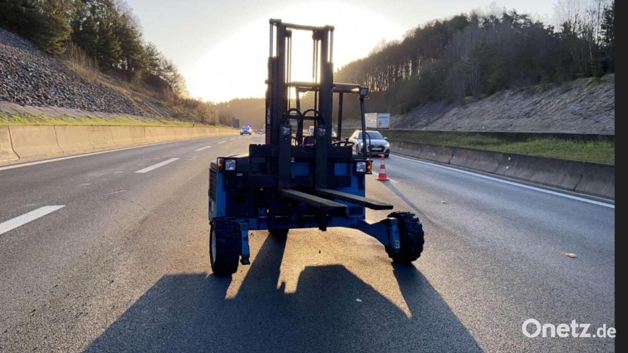 Von Lkw gefallener Gabelstapler steht auf der Autobahn