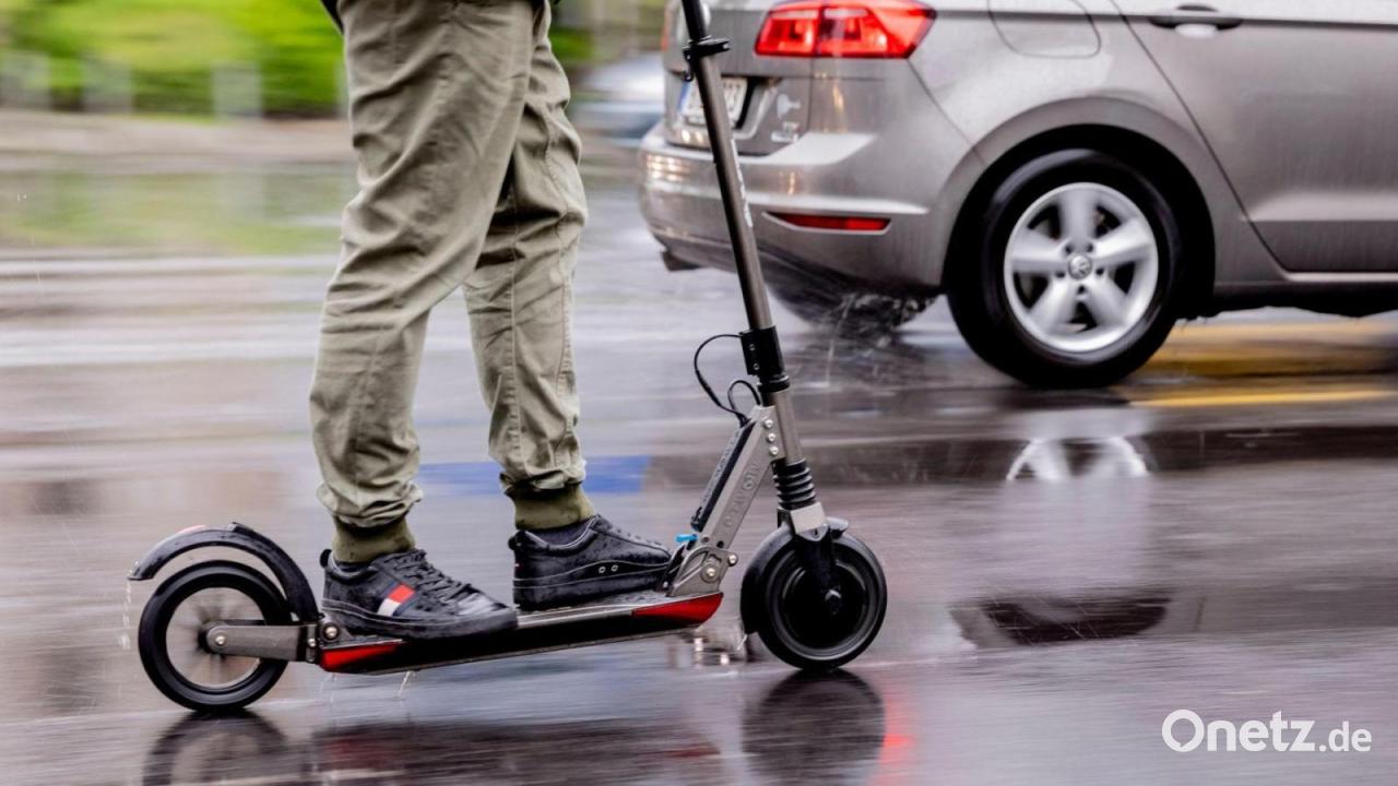 Polizei stoppt Männer mit Fahrrad und E-Scooter auf Autobahn