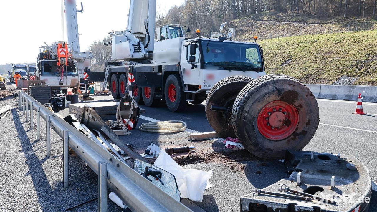 Autokran umgekippt - A3 Richtung Würzburg lange gesperrt
