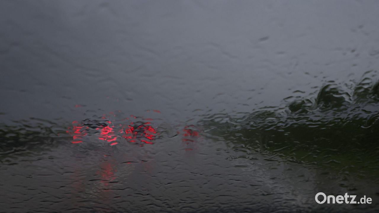 Aquaplaning-Unfall auf A92: Mann schwer verletzt
