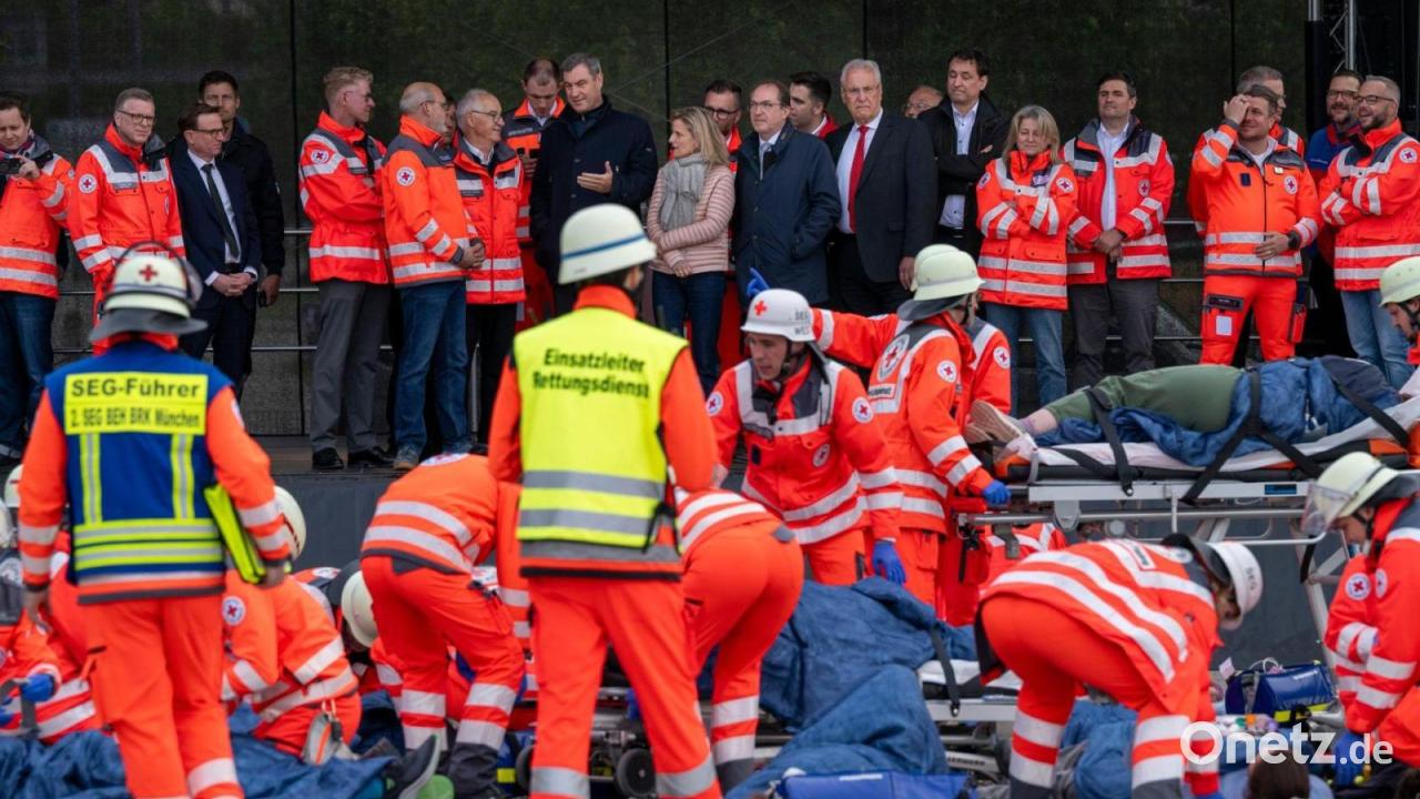 Frei fürs Ehrenamt? Dobrindt bei Rotkreuz-Übung