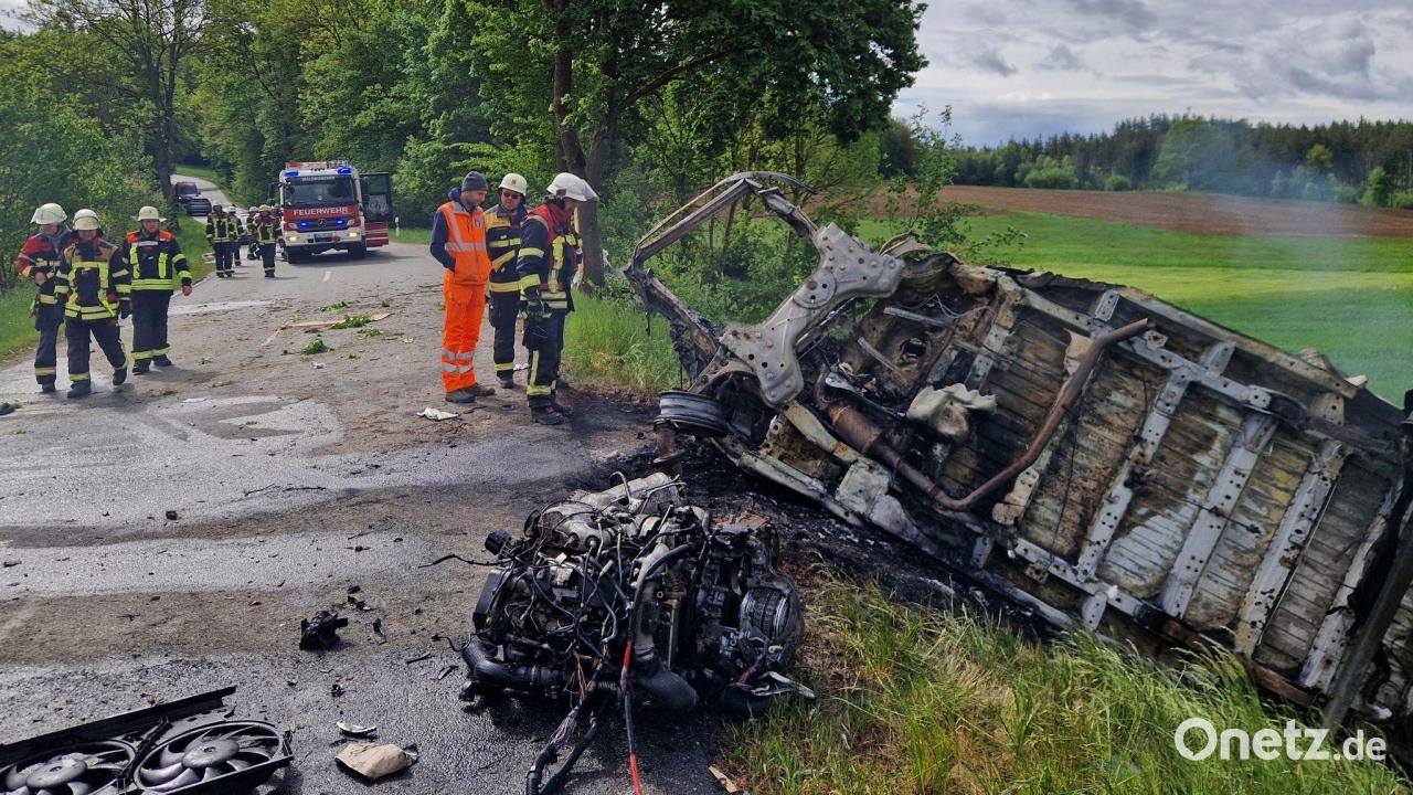 Kleintransporter kracht bei Waldmünchen in Baum und brennt – Fahrer stirbt