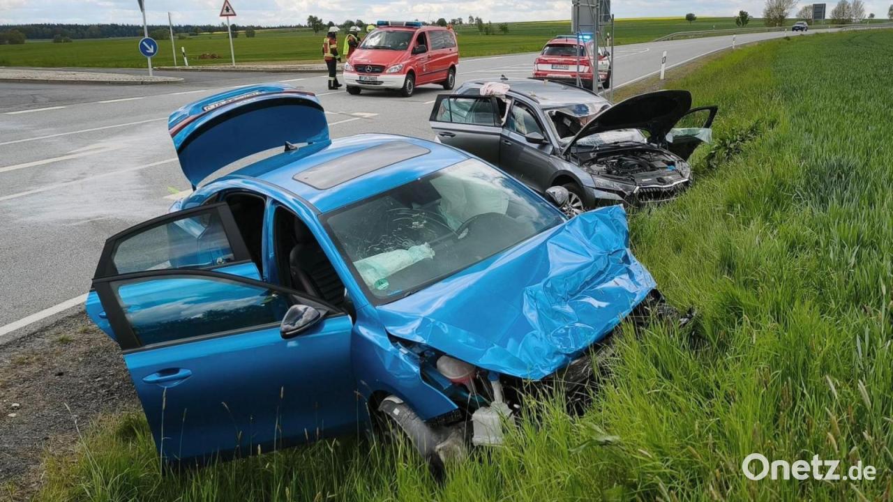 Sechs Verletzte bei Unfall auf Bundesstraße