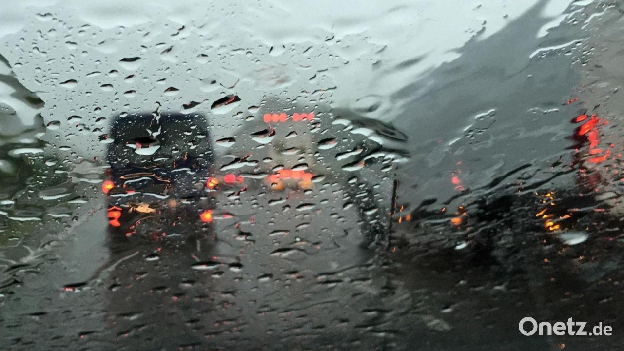 Unfälle auf A7 bei Regen - ein lebensgefährlich Verletzter
