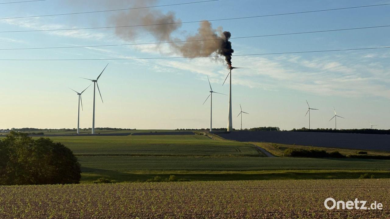 Dunkler Rauch steigt auf – Windrad brennt nahe der A7