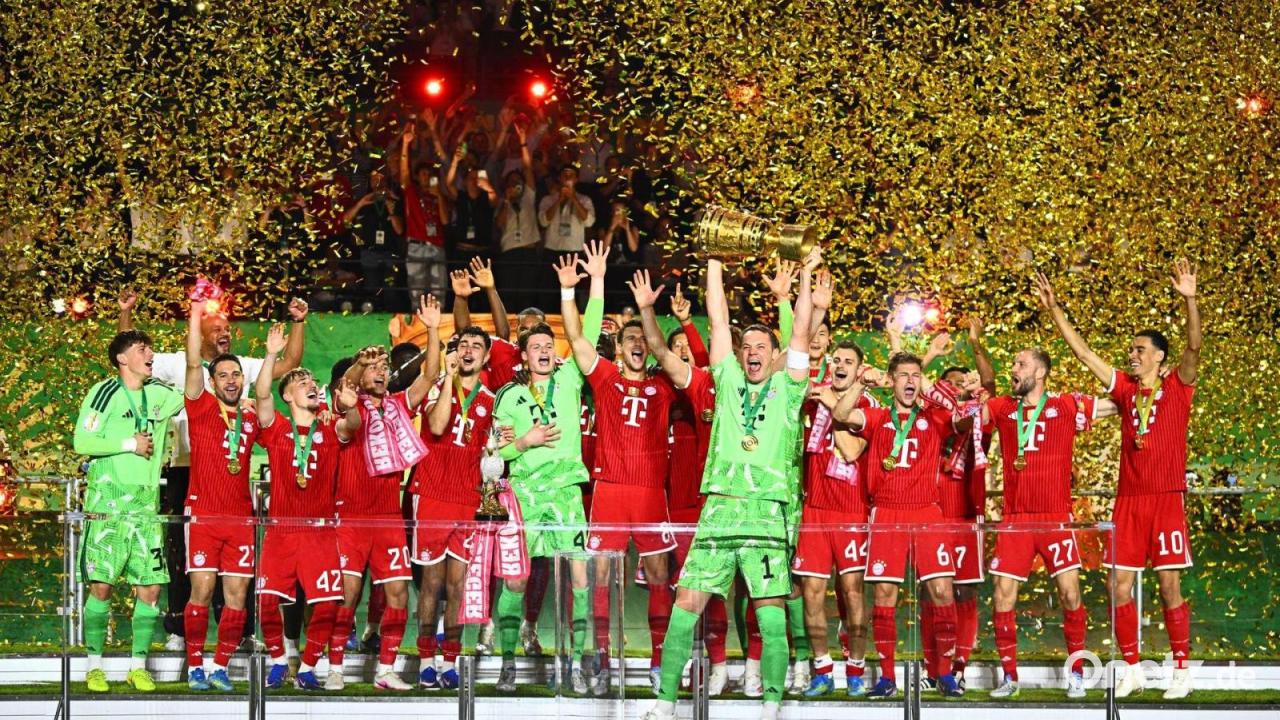 Neuer feiert DFB-Pokalsieg ausgelassen auf dem Rasen