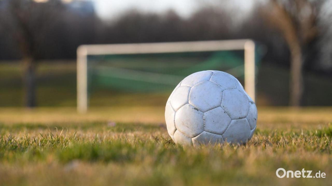 Fans stürmen Rasen: mehrere Verletzte bei Fußball-Schlägerei