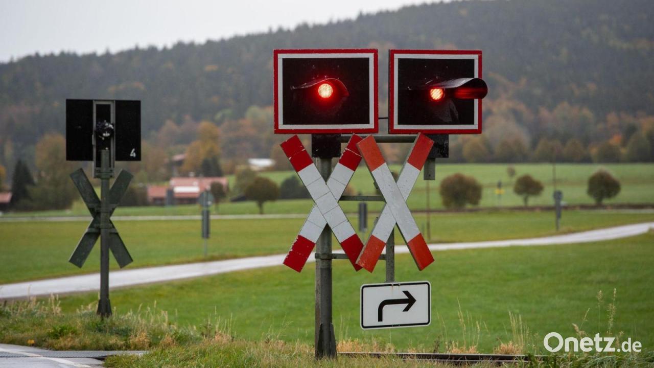 Autofahrer stirbt bei Unfall an unbeschranktem Bahnübergang