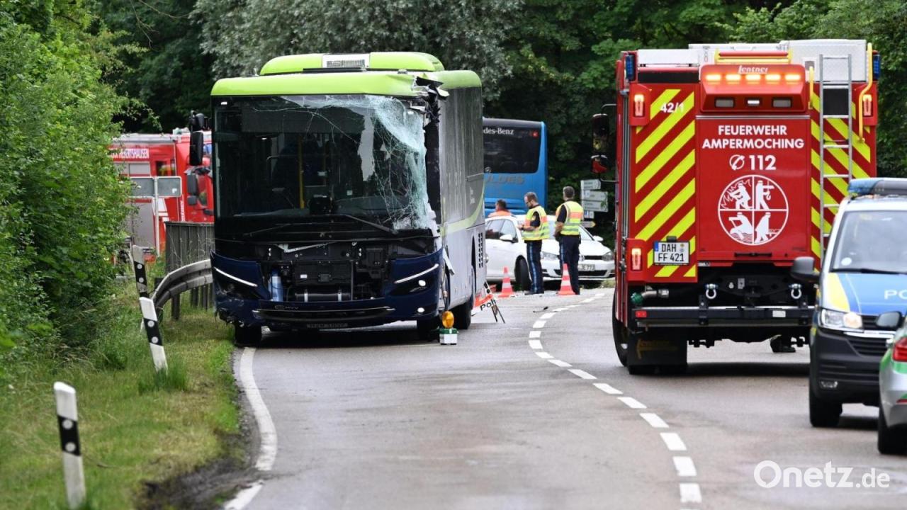 Zweitklässler stirbt bei Bus-Zusammenstoß auf Schulausflug