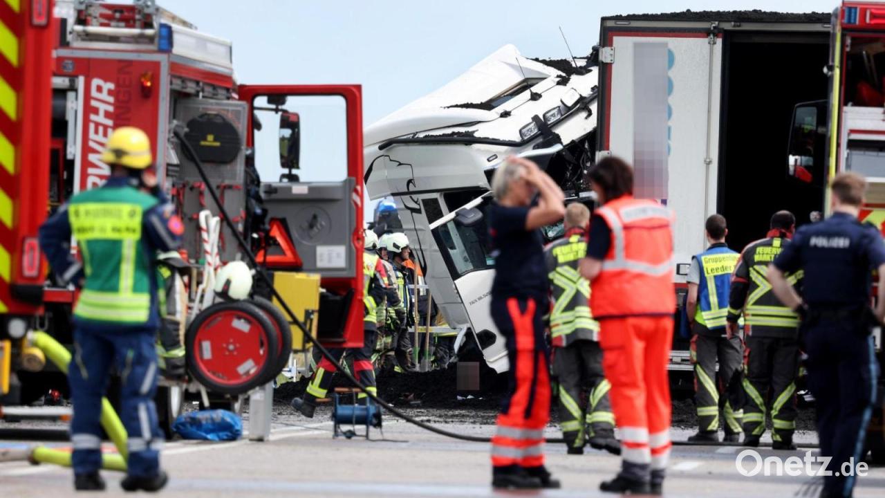 Lastwagen stoßen zusammen - Beide Fahrer tot