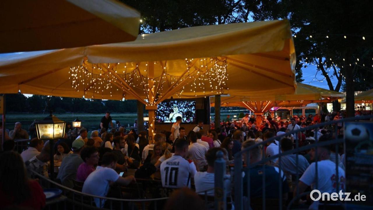 Mann-zeigt-Hitlergru-bei-Public-Viewing-in-Wunsiedel