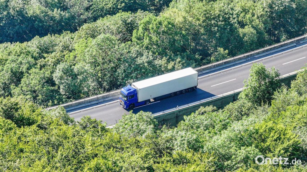 Gefahrgut legt A8 lahm – Evakuierungen und Waldbrandgefahr