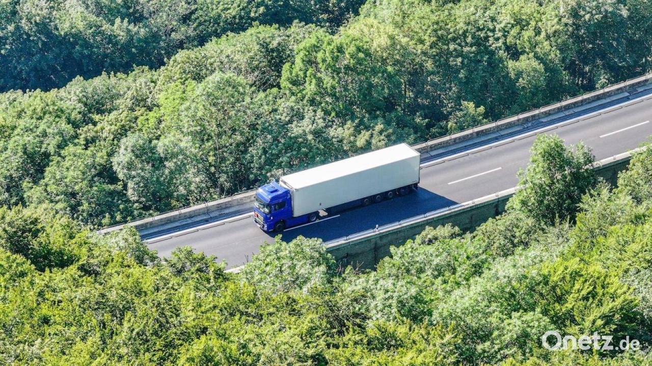 Explosives Gefahrgut legt A8 lahm – Evakuierungen und Stau